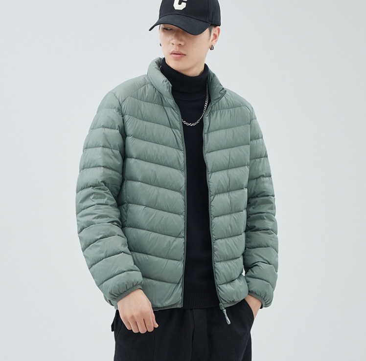 Geacă de puf pentru bărbați, subțire și ușoară, cu guler înalt, conținut puf 86–90%, umplutură din puf de rață alb, rezistentă la vânt