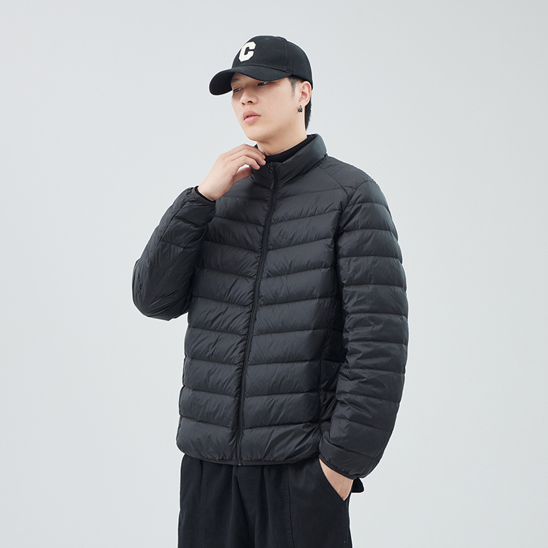 Geacă de puf pentru bărbați, subțire și ușoară, cu guler înalt, conținut puf 86–90%, umplutură din puf de rață alb, rezistentă la vânt