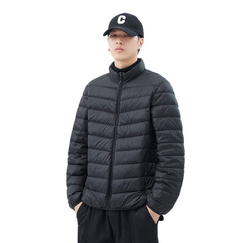 Geacă de puf pentru bărbați, subțire și ușoară, cu guler înalt, conținut puf 86–90%, umplutură din puf de rață alb, rezistentă la vânt
