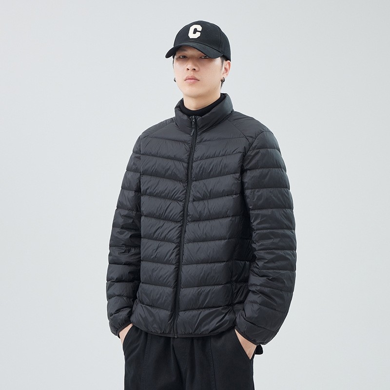Geacă de puf pentru bărbați, subțire și ușoară, cu guler înalt, conținut puf 86–90%, umplutură din puf de rață alb, rezistentă la vânt