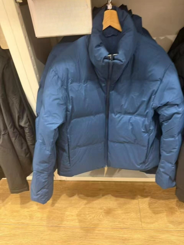 Geacă de puf pentru femei, fără cusături, lungime foarte scurtă, guler înalt, fermoar, umplutură din puf alb de rață