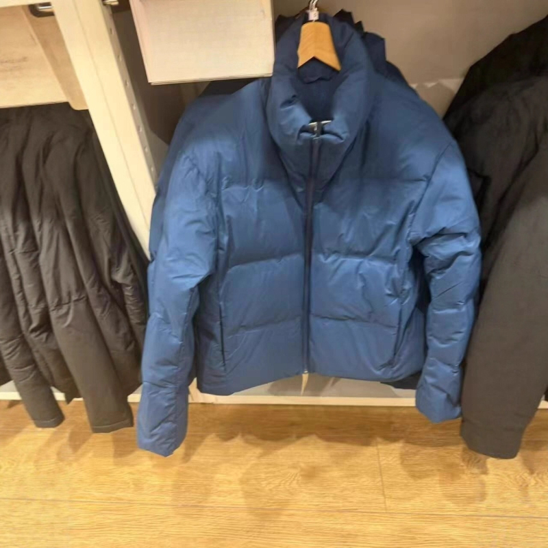 Geacă de puf pentru femei, fără cusături, lungime foarte scurtă, guler înalt, fermoar, umplutură din puf alb de rață