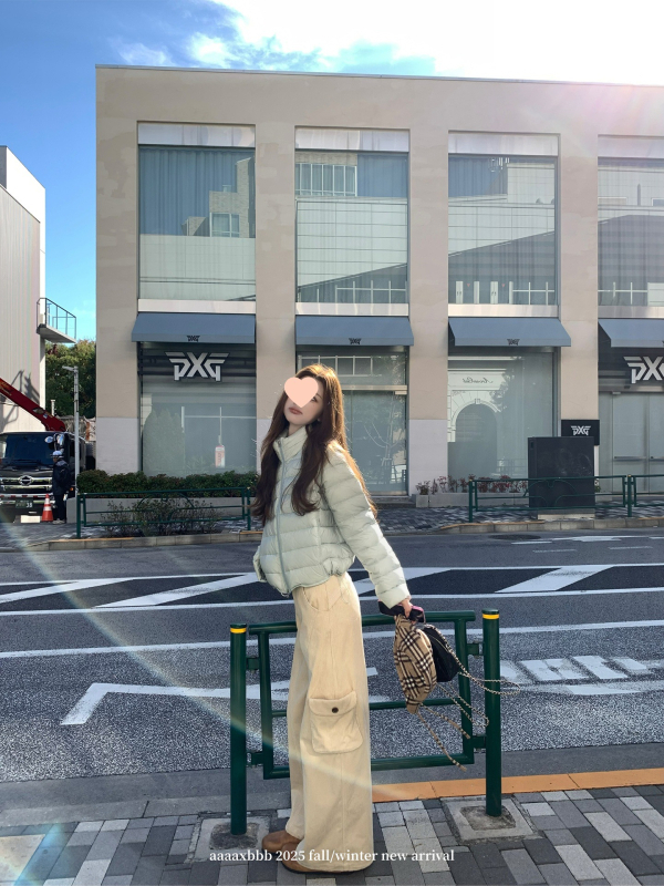 Dámska bunda s kačacím perím, A-čkový strih, golier hríbového typu, krátky strih, výplň 201–300 g, obsah peria 51–55%