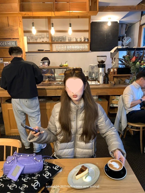 Dámska bunda s kačacím perím, A-čkový strih, golier hríbového typu, krátky strih, výplň 201–300 g, obsah peria 51–55%