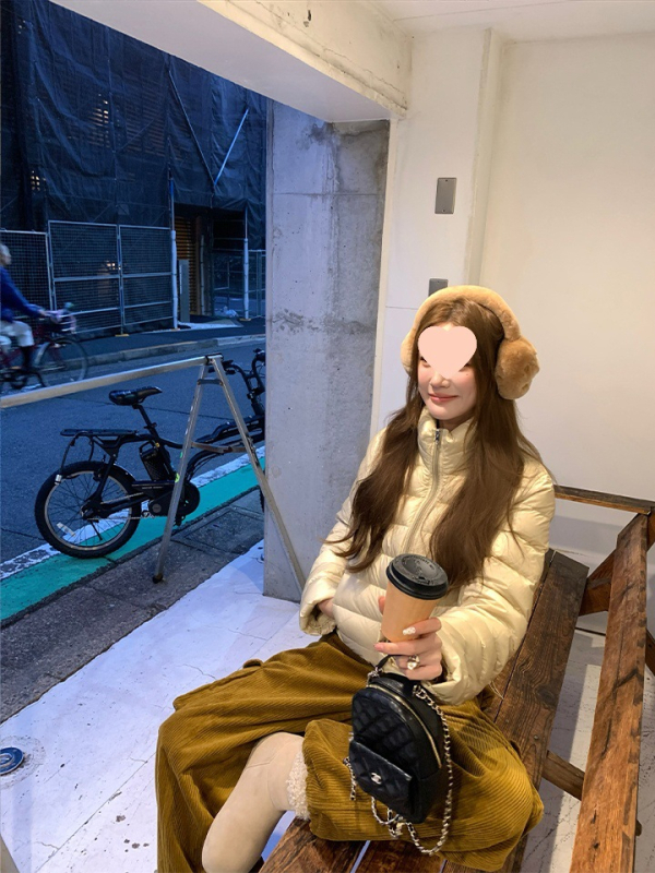 Dámska bunda s kačacím perím, A-čkový strih, golier hríbového typu, krátky strih, výplň 201–300 g, obsah peria 51–55%