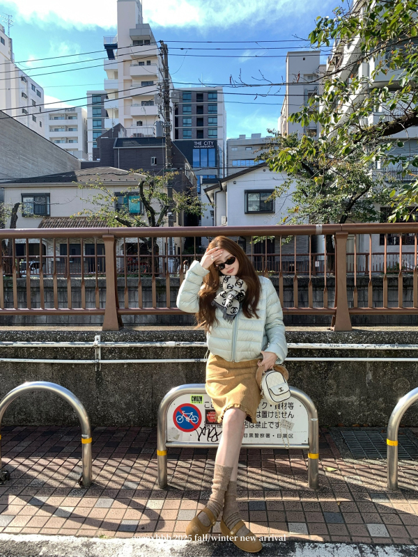 Dámska bunda s kačacím perím, A-čkový strih, golier hríbového typu, krátky strih, výplň 201–300 g, obsah peria 51–55%