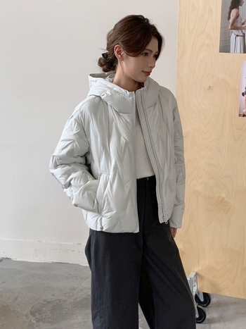 Geacă de iarnă cu puf - umplutură de puf de rață, 86–90% puf, grosime medie, croială lejeră, cu glugă