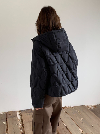 Geacă de iarnă cu puf - umplutură de puf de rață, 86–90% puf, grosime medie, croială lejeră, cu glugă