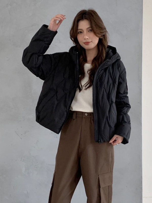 Geacă de iarnă cu puf - umplutură de puf de rață, 86–90% puf, grosime medie, croială lejeră, cu glugă