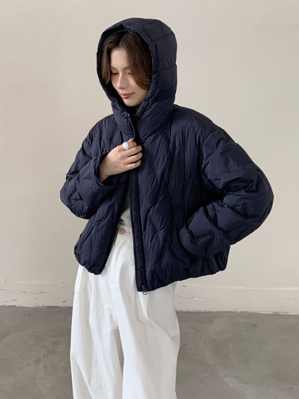 Geacă de iarnă cu puf - umplutură de puf de rață, 86–90% puf, grosime medie, croială lejeră, cu glugă