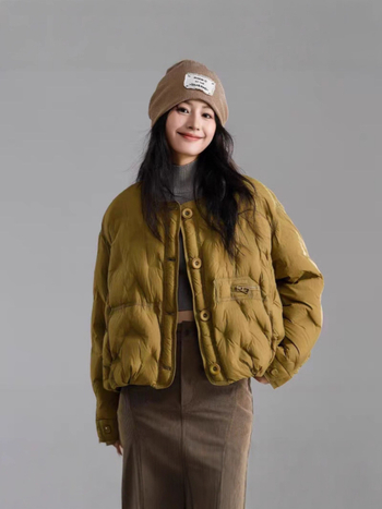 Geacă de damă din puf cu croială lejeră, guler rotund, umplutură din puf de rață alb, exterior nailon, căptușeală poliester, conținut puf 86–90%