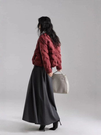 Geacă de damă din puf cu croială lejeră, guler rotund, umplutură din puf de rață alb, exterior nailon, căptușeală poliester, conținut puf 86–90%