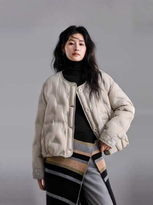 Geacă de damă din puf cu croială lejeră, guler rotund, umplutură din puf de rață alb, exterior nailon, căptușeală poliester, conținut puf 86–90%