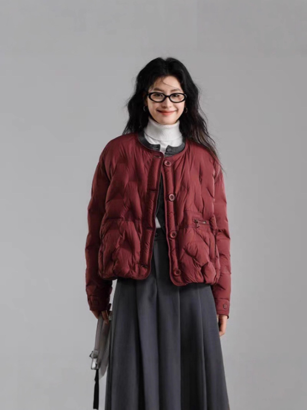 Geacă de damă din puf cu croială lejeră, guler rotund, umplutură din puf de rață alb, exterior nailon, căptușeală poliester, conținut puf 86–90%