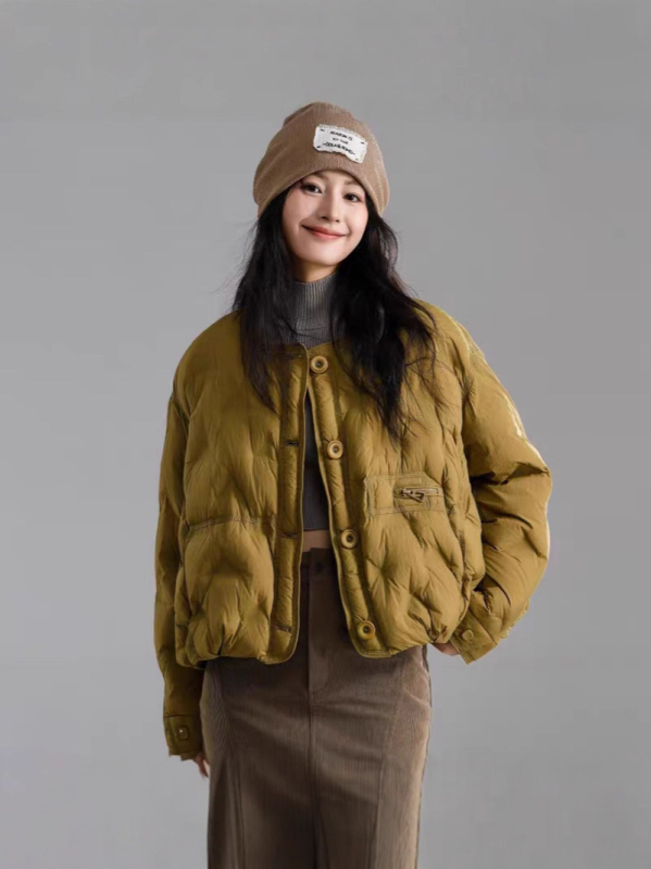 Geacă de damă din puf cu croială lejeră, guler rotund, umplutură din puf de rață alb, exterior nailon, căptușeală poliester, conținut puf 86–90%