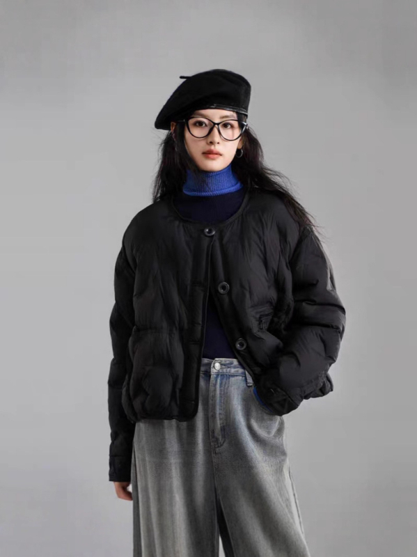 Geacă de damă din puf cu croială lejeră, guler rotund, umplutură din puf de rață alb, exterior nailon, căptușeală poliester, conținut puf 86–90%