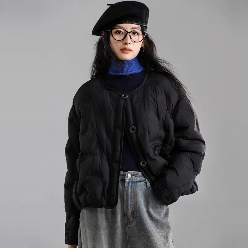 Geacă de damă din puf cu croială lejeră, guler rotund, umplutură din puf de rață alb, exterior nailon, căptușeală poliester, conținut puf 86–90%