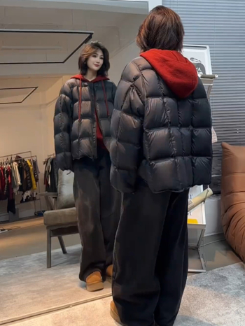 Geacă de damă cu puf de rață, conținut puf 51-55%, lungime ultra scurtă, fermoar frontal, țesătură chenille-spandex