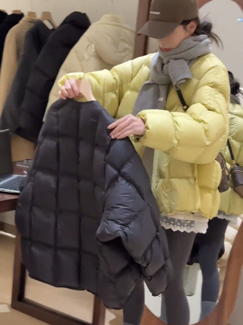 Geacă de damă cu puf de rață, conținut puf 51-55%, lungime ultra scurtă, fermoar frontal, țesătură chenille-spandex