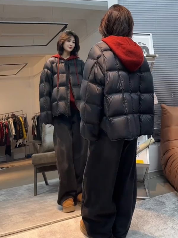 Geacă de damă cu puf de rață, conținut puf 51-55%, lungime ultra scurtă, fermoar frontal, țesătură chenille-spandex