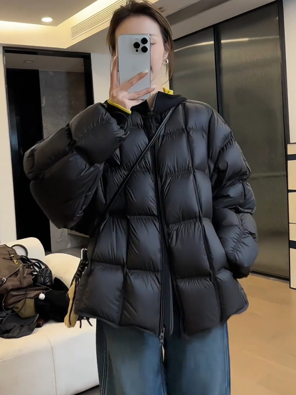 Geacă de damă cu puf de rață, conținut puf 51-55%, lungime ultra scurtă, fermoar frontal, țesătură chenille-spandex