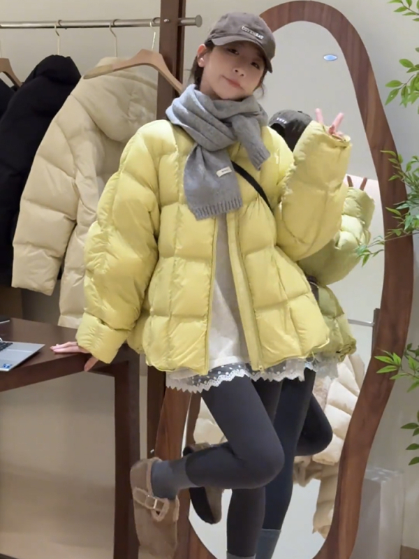 Geacă de damă cu puf de rață, conținut puf 51-55%, lungime ultra scurtă, fermoar frontal, țesătură chenille-spandex