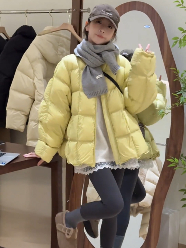 Geacă de damă cu puf de rață, conținut puf 51-55%, lungime ultra scurtă, fermoar frontal, țesătură chenille-spandex