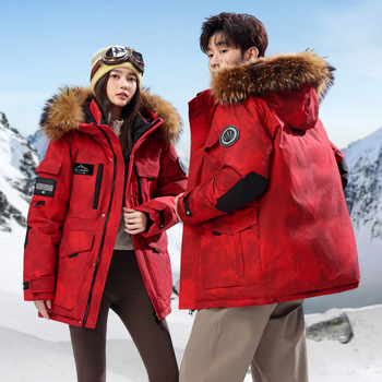 Geacă de iarnă din puf de gâscă alb, 86–90% conținut, glugă și guler înalt, model camuflaj, lungime medie, croială groasă pentru frig extrem (-30°C până la -15°C)