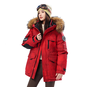 Geacă de iarnă din puf de gâscă alb, 86–90% conținut, glugă și guler înalt, model camuflaj, lungime medie, croială groasă pentru frig extrem (-30°C până la -15°C)