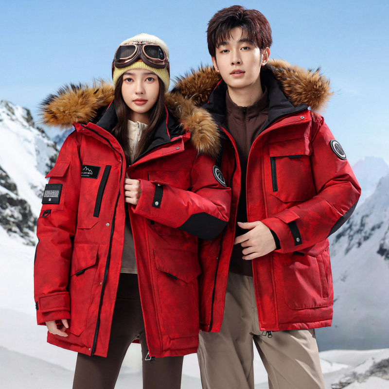 Geacă de iarnă din puf de gâscă alb, 86–90% conținut, glugă și guler înalt, model camuflaj, lungime medie, croială groasă pentru frig extrem (-30°C până la -15°C)