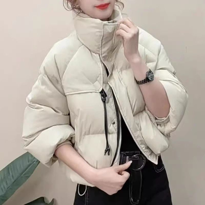 Geacă scurtă de puf Gabrielle pentru femei, iarnă 2024, croială în formă A, guler înalt, fermoar, 51–55% puf de rață alb, material poliester