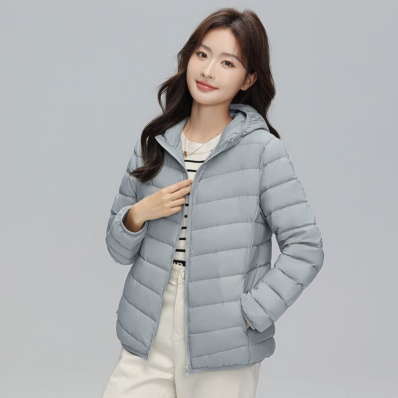 Geacă de puf cu glugă, stil coreean, croială slim, țesătură din nylon subțire (umplutură din puf de rață; conținut de cașmir 86–90%; țesătură nylon; iarnă 2025; croială standard)