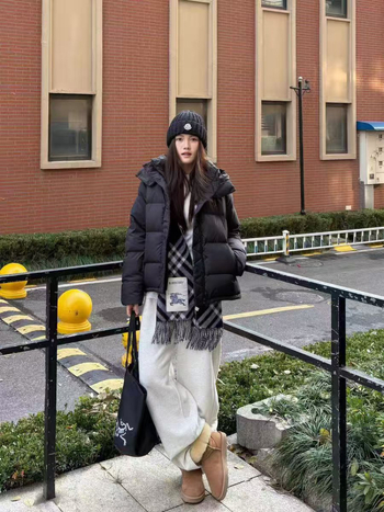 Geacă damă scurtă de puf cu glugă, umplere din puf de rață 50%, material poliester, fermoar