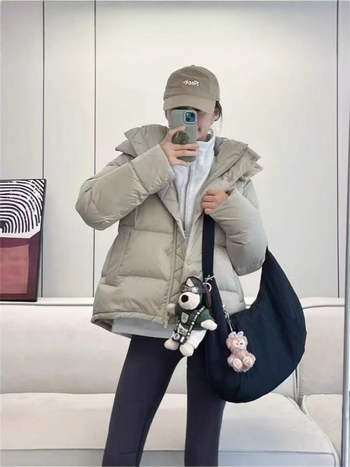 Geacă damă scurtă de puf cu glugă, umplere din puf de rață 50%, material poliester, fermoar