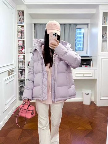 Geacă damă scurtă de puf cu glugă, umplere din puf de rață 50%, material poliester, fermoar