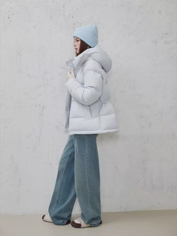 Geacă damă scurtă de puf cu glugă, umplere din puf de rață 50%, material poliester, fermoar