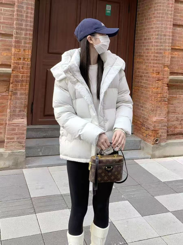 Geacă damă scurtă de puf cu glugă, umplere din puf de rață 50%, material poliester, fermoar