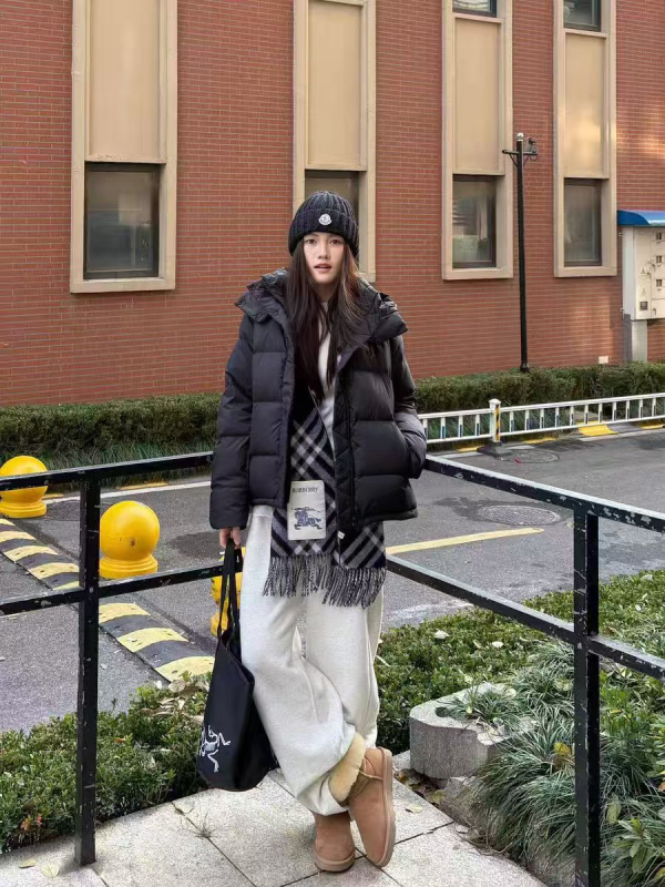 Geacă damă scurtă de puf cu glugă, umplere din puf de rață 50%, material poliester, fermoar