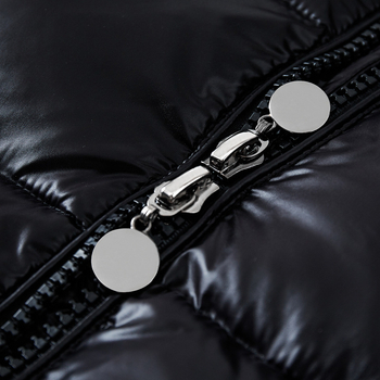 Vyriska pūkinė striukė vidutinio ilgio su gobtuvu, stovinti apykaklė, priekyje užtrauktukas, užpildas: pūkas.