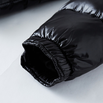 Vyriska pūkinė striukė vidutinio ilgio su gobtuvu, stovinti apykaklė, priekyje užtrauktukas, užpildas: pūkas.