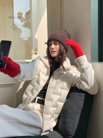Ženska jakna s polar fleece materijalom, zatvarač na zip, stojeći ovratnik, punilo od bijelog puhastog perja kačje 86–90%, debeli materijal, dugi rukavi, standardna duljina, jesen-zima 2024