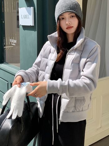 Ženska jakna s polar fleece materijalom, zatvarač na zip, stojeći ovratnik, punilo od bijelog puhastog perja kačje 86–90%, debeli materijal, dugi rukavi, standardna duljina, jesen-zima 2024