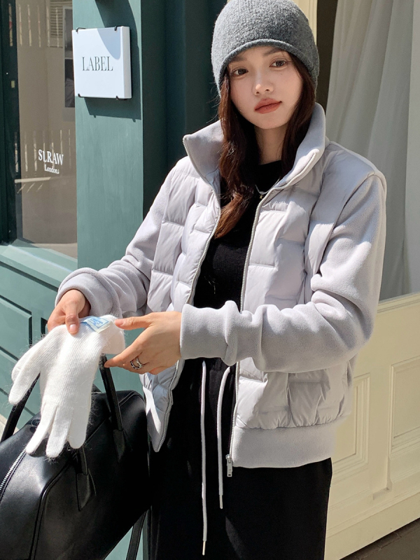 Ženska jakna s polar fleece materijalom, zatvarač na zip, stojeći ovratnik, punilo od bijelog puhastog perja kačje 86–90%, debeli materijal, dugi rukavi, standardna duljina, jesen-zima 2024