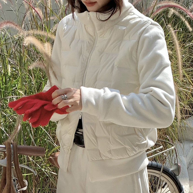 Ženska jakna s polar fleece materijalom, zatvarač na zip, stojeći ovratnik, punilo od bijelog puhastog perja kačje 86–90%, debeli materijal, dugi rukavi, standardna duljina, jesen-zima 2024