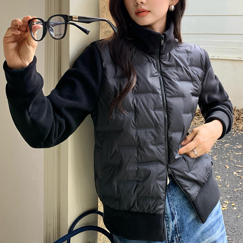 Ženska jakna s polar fleece materijalom, zatvarač na zip, stojeći ovratnik, punilo od bijelog puhastog perja kačje 86–90%, debeli materijal, dugi rukavi, standardna duljina, jesen-zima 2024