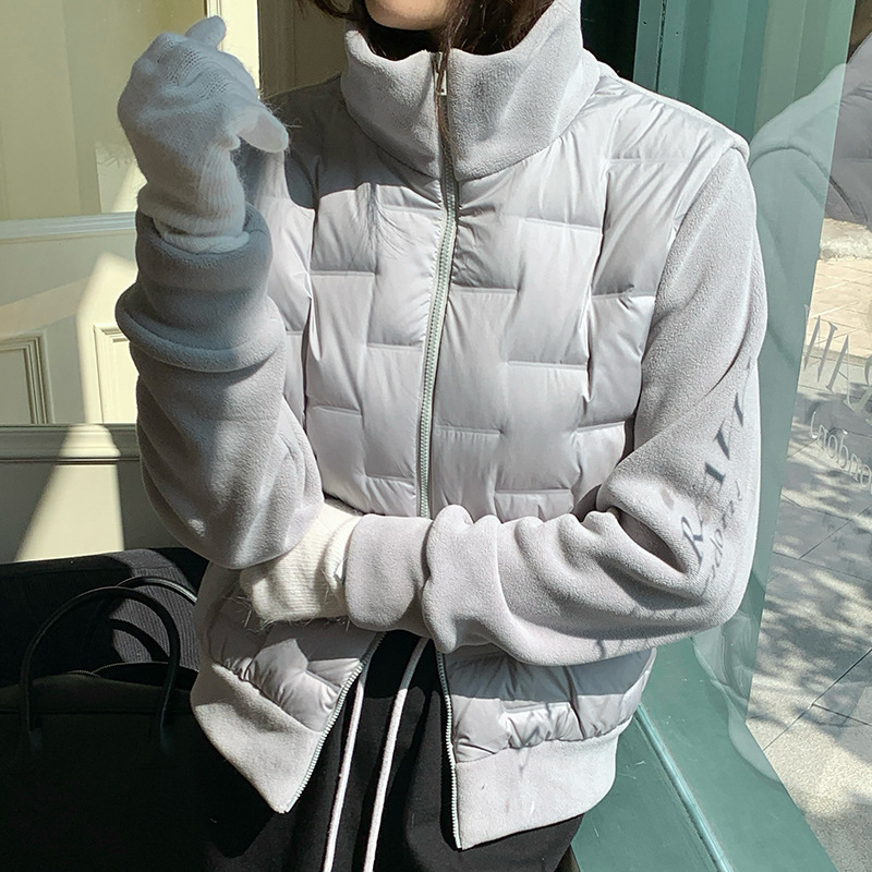 Ženska jakna s polar fleece materijalom, zatvarač na zip, stojeći ovratnik, punilo od bijelog puhastog perja kačje 86–90%, debeli materijal, dugi rukavi, standardna duljina, jesen-zima 2024