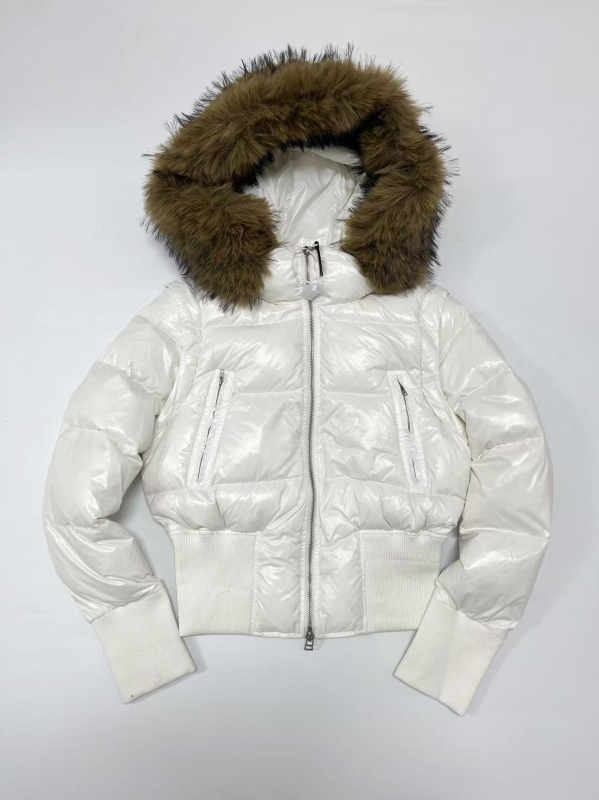 Női téli dzseki pardupuhával, levehető műszőrmés gallérral, kapucnival, cipzárral, 85–90% pehelytartalom