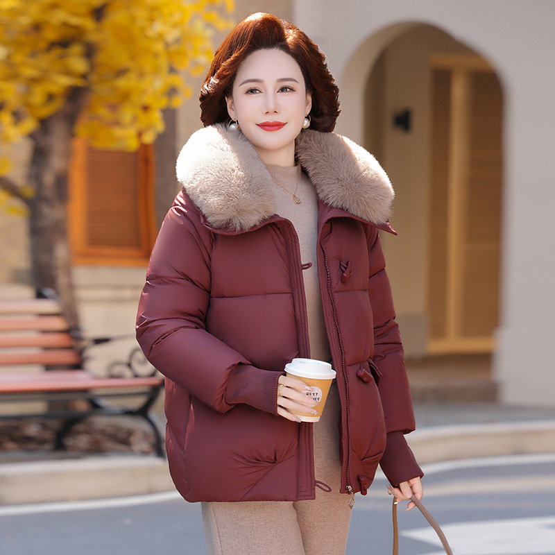 Moteriška žieminė striukė su poliesterio audiniu, imitacinio kailio apykakle, laisvas kirpimas, užtrauktukas