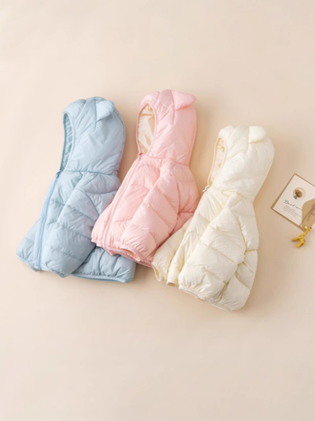 Vaikų pūkinė striukė su gobtuvu, trumpas kirpimas, balto antis pūko užpildas, karikatūros raštas, žiemai