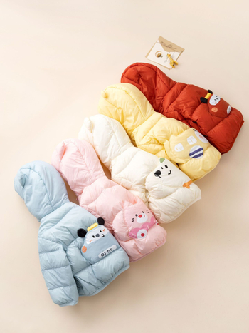 Vaikų pūkinė striukė su gobtuvu, trumpas kirpimas, balto antis pūko užpildas, karikatūros raštas, žiemai